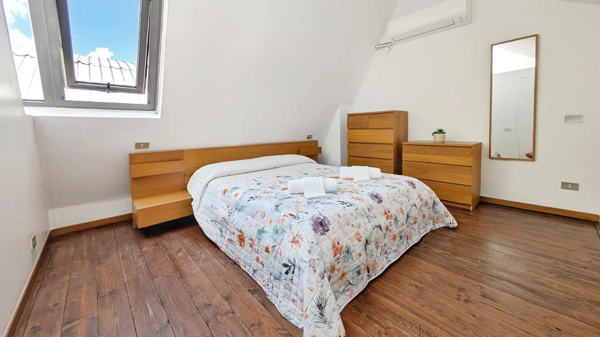 Urbino Loft - City Center On Foot Crema 0*,